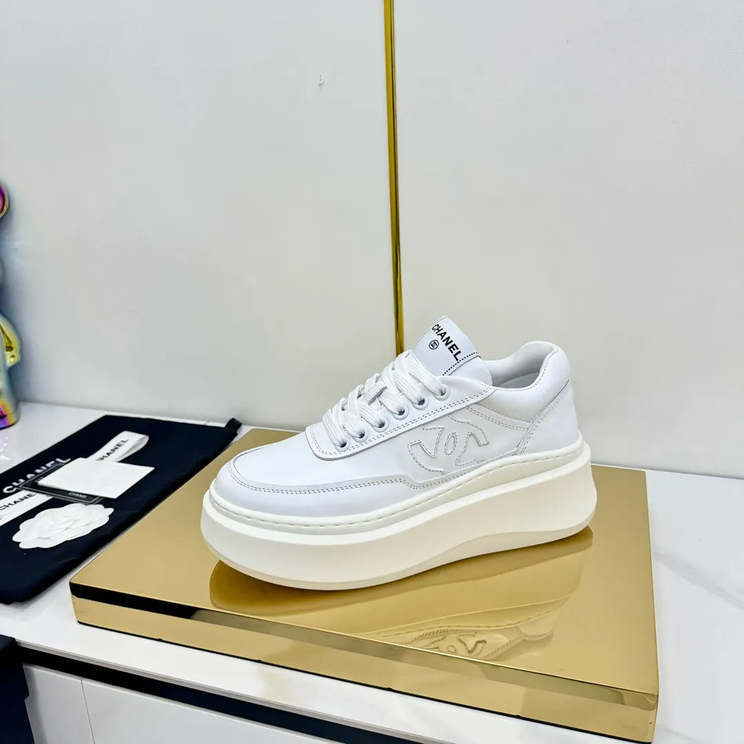 👟👟Ex-factory price 600👟👟 Upgraded version, upgraded version, upgraded version! No rebuttal accepted! ! ! ! Chanel Chanel panda shoes! 2025 counter's top casual sports shoes. This classic design; the upper is electro-embroidered with a variety of techniques; the outsole is fashionable and sporty; the unusual inclusion of a variety of color matching elements... The diversified mix and match is very good-looking and versatile, and can be used for leisure, fashion, sports, and outdoor... ꫛꫀꪝ Go➫ Materials: ❶Upper made of: original imported first-layer silk cowhide + original waterproof cloth + original first-layer cowhide ❷Inner lining: Original Yangli+Net ❸Outsole based on: Original TPU combination outsole Counter boutique packaging complete set for women 35–41 👉 👉 👉 👉 👉